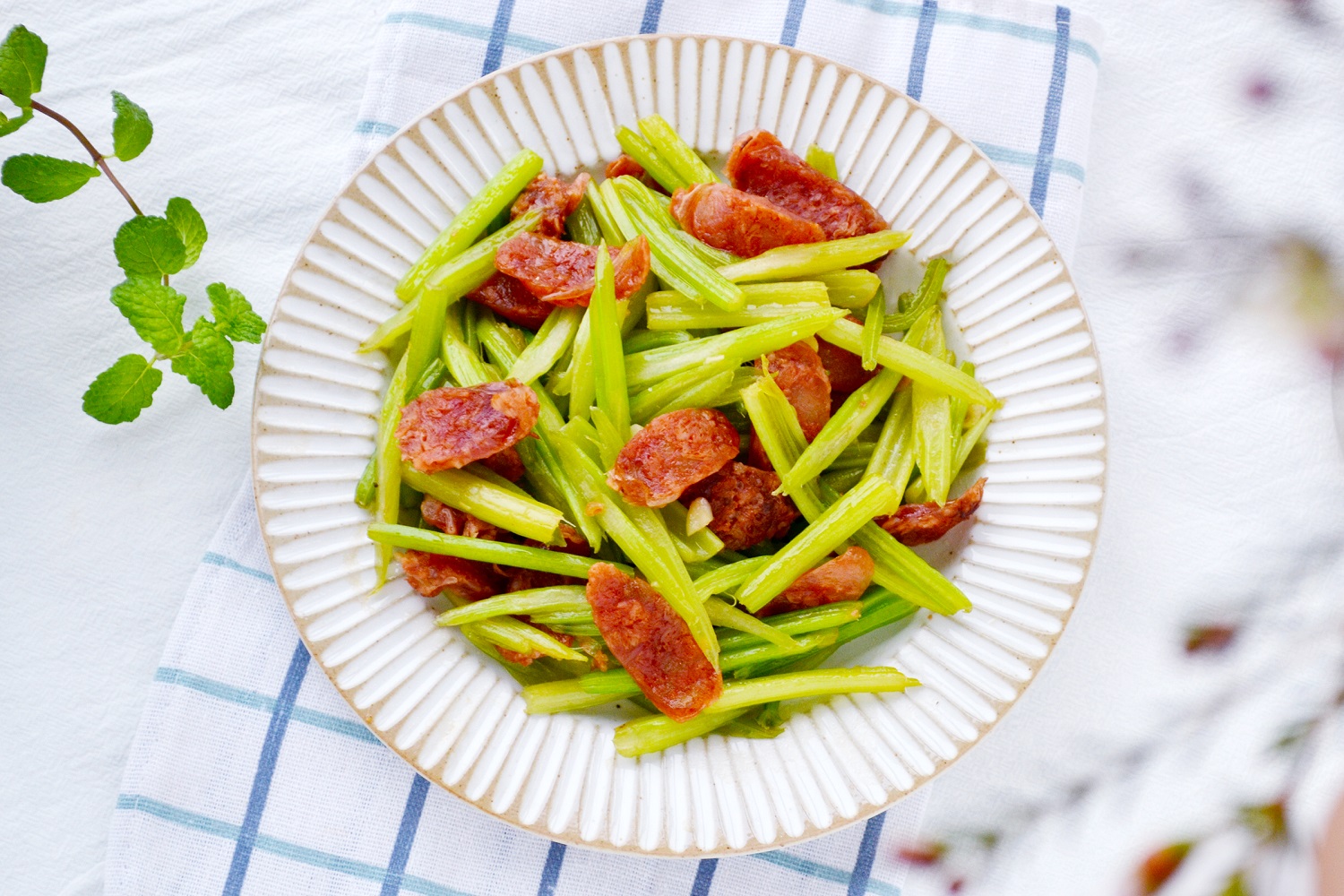 芹菜炒腊肠，美味佳肴的独特做法与烹饪指南