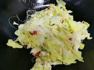 包菜炒粉丝，家常美食制作指南